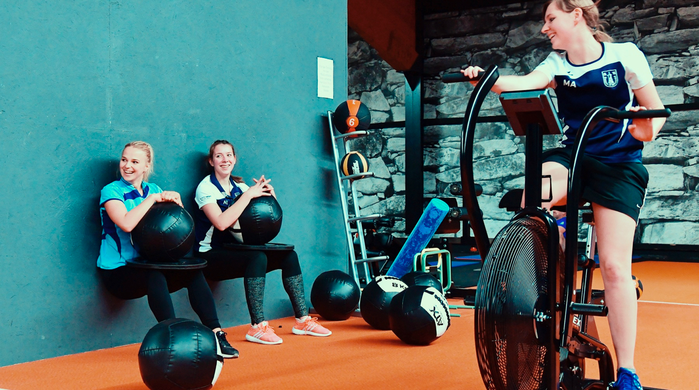 behind:the:scenes:it's:your:stage:start:play:repeat - SV Bavaria Waischenfeld die Frauenfußballmannschaft beim Cross Gym Trainin mit Bastian Lumpp in der Sportwelt Pegnitz